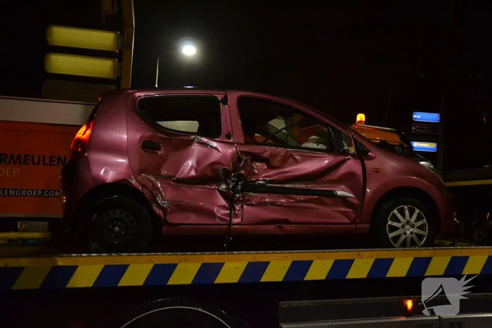 Vrachtwagen botst op kruising met personenwagen