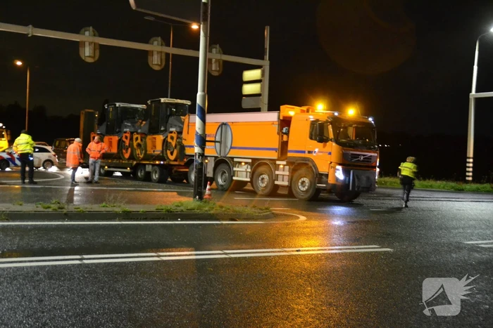 Vrachtwagen botst op kruising met personenwagen