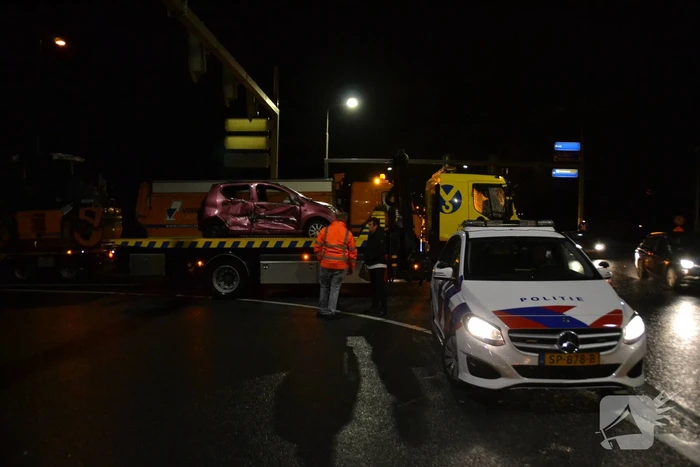 Vrachtwagen botst op kruising met personenwagen