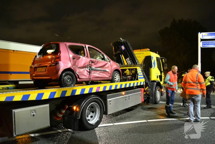 Vrachtwagen botst op kruising met personenwagen