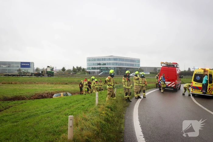 Auto vliegt uit de bocht en belandt in sloot naast oprit