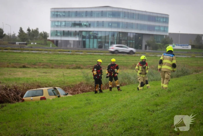 Auto vliegt uit de bocht en belandt in sloot naast oprit