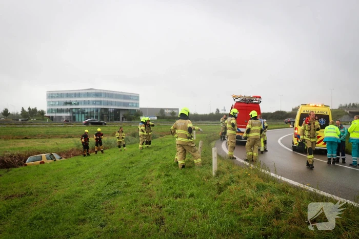 Auto vliegt uit de bocht en belandt in sloot naast oprit