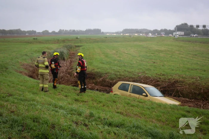 Auto vliegt uit de bocht en belandt in sloot naast oprit