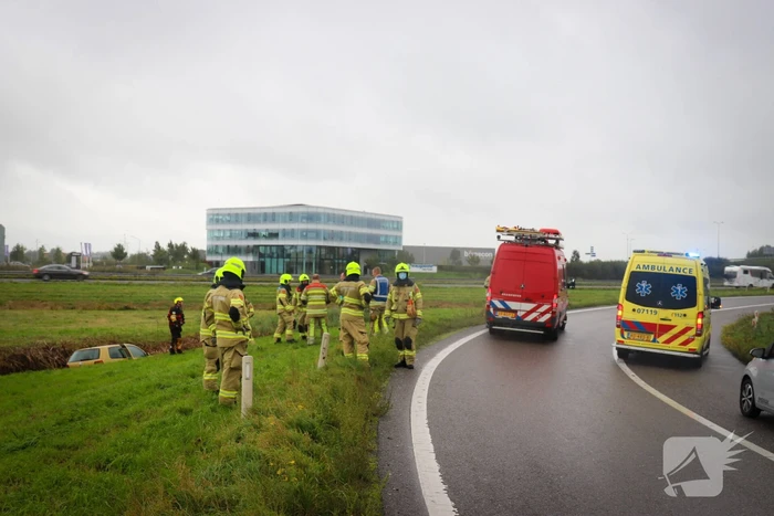 Auto vliegt uit de bocht en belandt in sloot naast oprit