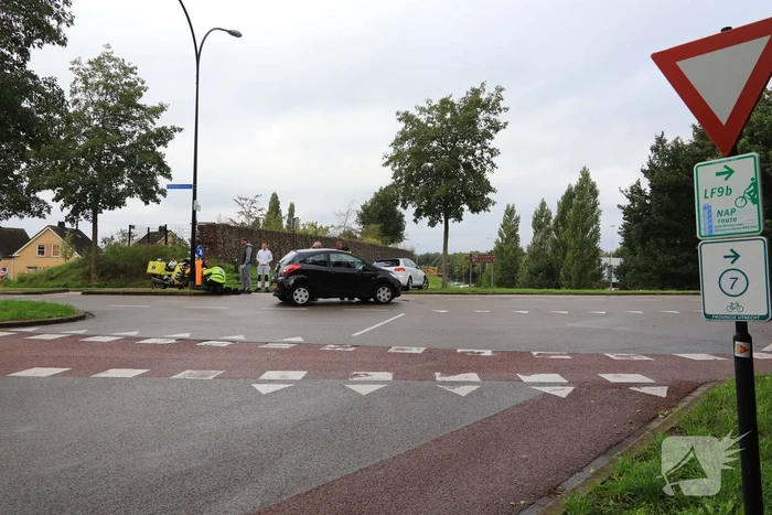 Schade bij aanrijding tussen twee auto's op kruising