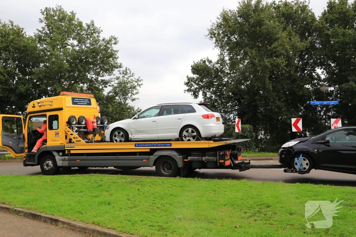 Schade bij aanrijding tussen twee auto's op kruising