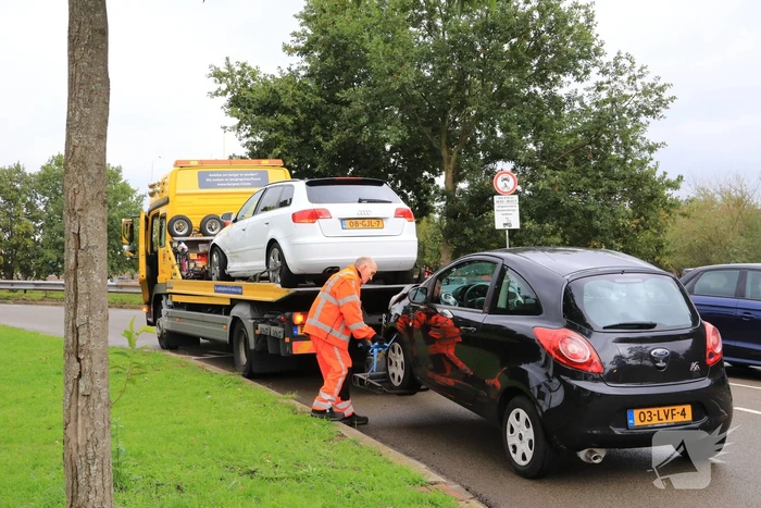 Schade bij aanrijding tussen twee auto's op kruising