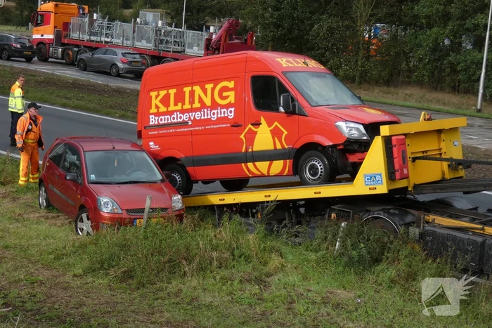 Twee bestelbussen botsen op oprit