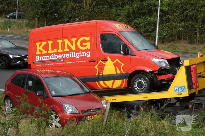 Twee bestelbussen botsen op oprit