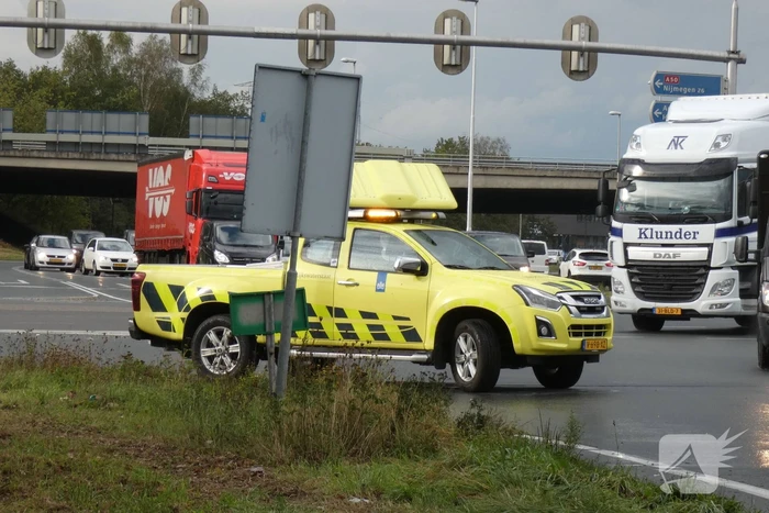 Twee bestelbussen botsen op oprit