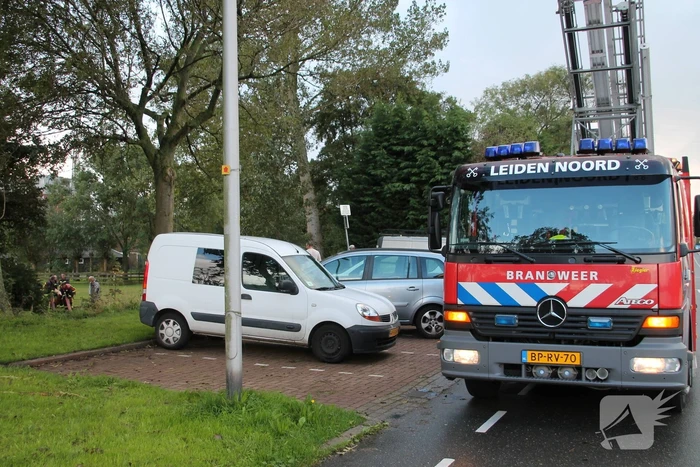 Paard met man en macht uit de sloot getrokken
