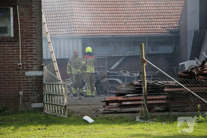 Brand tussen twee stallen geblust met emmers water