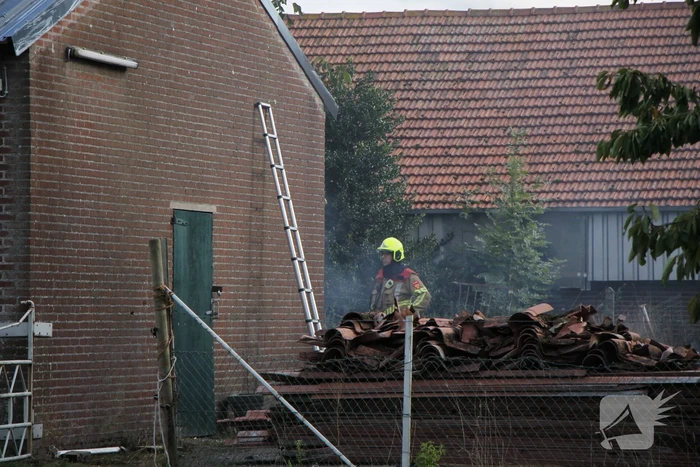 Brand tussen twee stallen geblust met emmers water