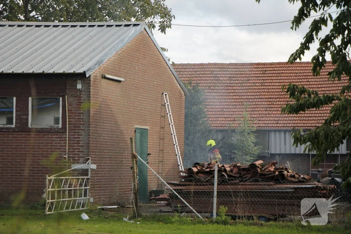 Brand tussen twee stallen geblust met emmers water
