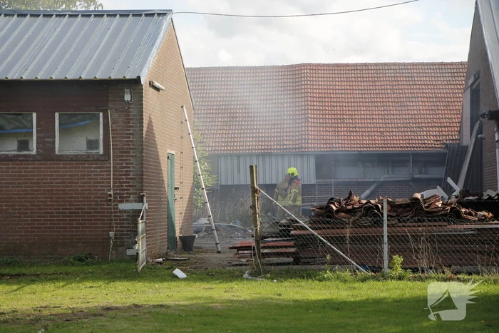 Brand tussen twee stallen geblust met emmers water