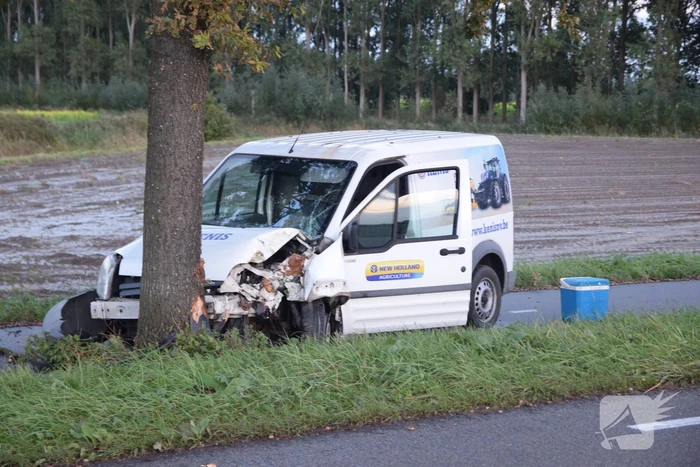 Bestelbus raaak van de weg en botst op boom