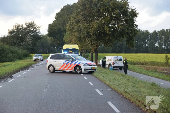 Bestelbus raaak van de weg en botst op boom