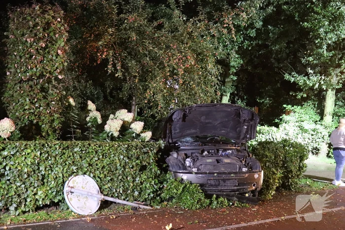Auto rijdt heg in na botsing