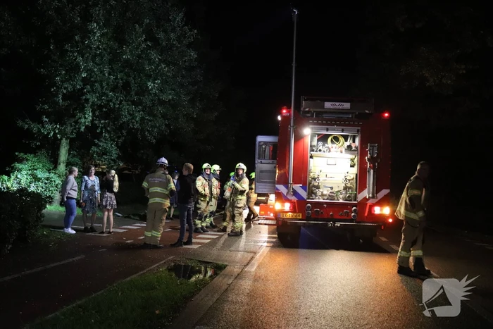 Auto rijdt heg in na botsing