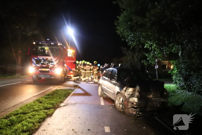 Auto rijdt heg in na botsing