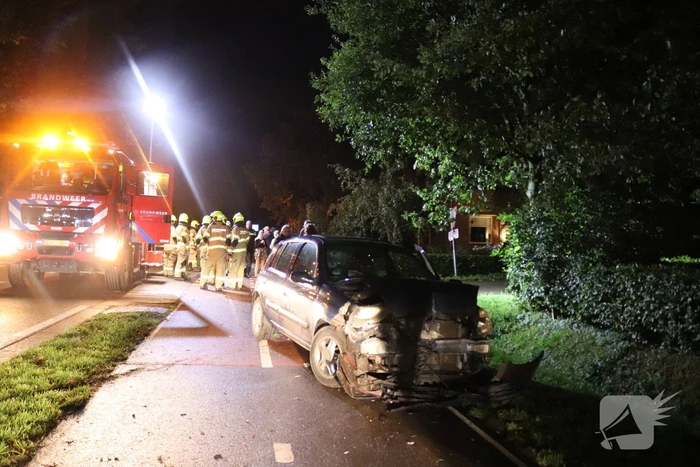 Auto rijdt heg in na botsing