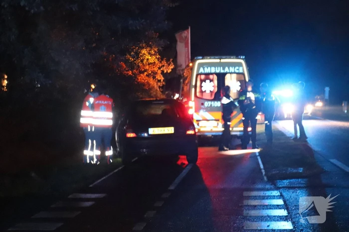 Auto rijdt heg in na botsing