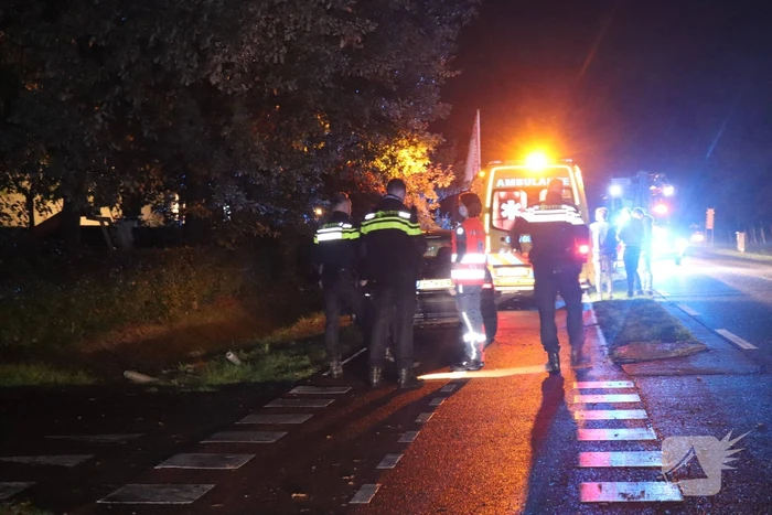 Auto rijdt heg in na botsing