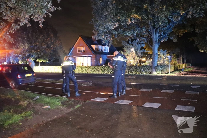 Auto rijdt heg in na botsing