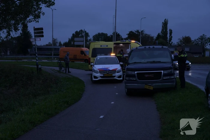 Overstekende fietser ziet auto over het hoofd