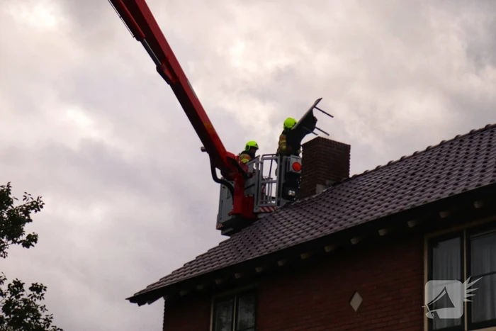 Schoorsteen kap gedemonteerd na schoorsteenbrand