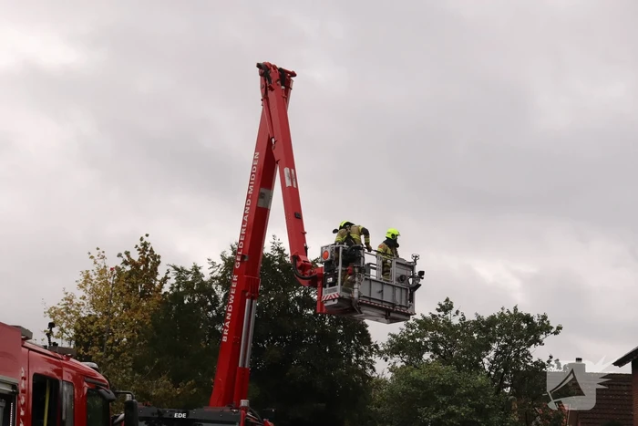Schoorsteen kap gedemonteerd na schoorsteenbrand