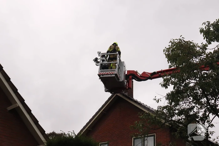 Schoorsteen kap gedemonteerd na schoorsteenbrand