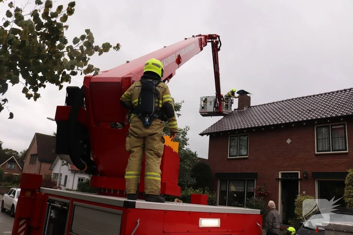 Schoorsteen kap gedemonteerd na schoorsteenbrand
