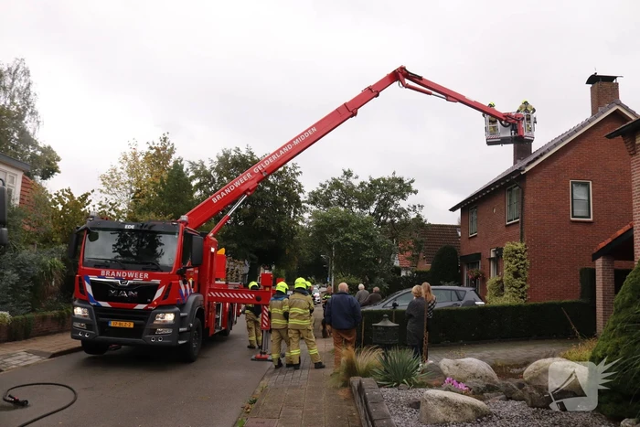 Schoorsteen kap gedemonteerd na schoorsteenbrand