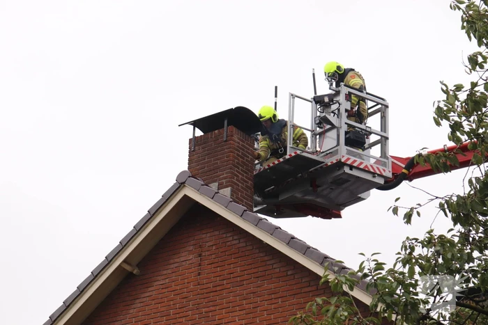 Schoorsteen kap gedemonteerd na schoorsteenbrand