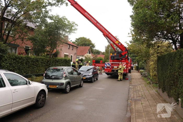 Schoorsteen kap gedemonteerd na schoorsteenbrand