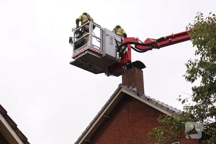 Schoorsteen kap gedemonteerd na schoorsteenbrand