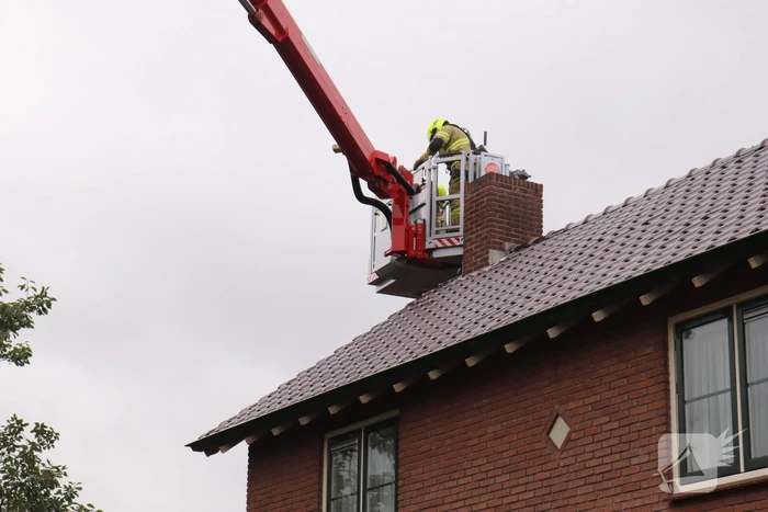 Schoorsteen kap gedemonteerd na schoorsteenbrand
