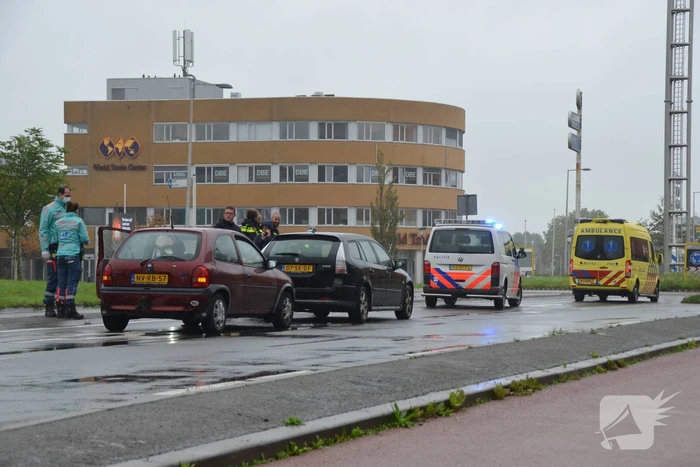 Gewonde bij kop-staart botsing voor rotonde