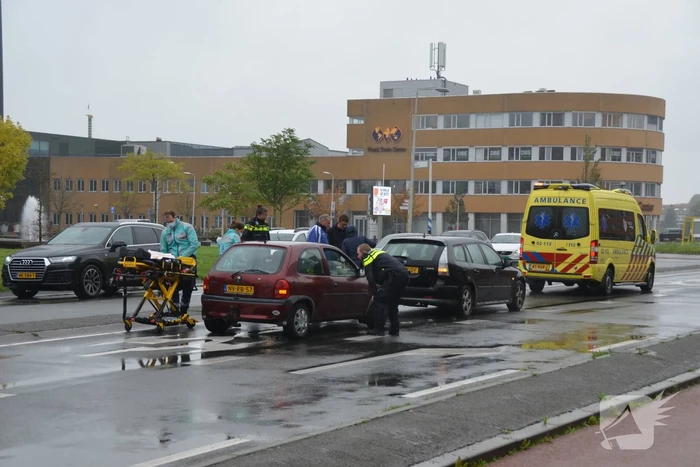 Gewonde bij kop-staart botsing voor rotonde