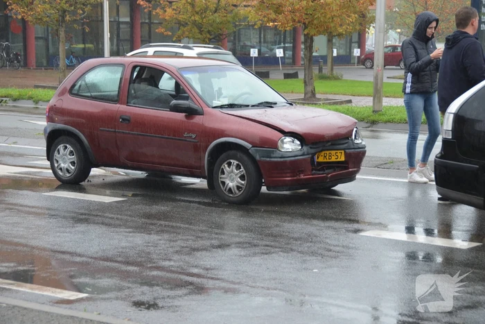 Gewonde bij kop-staart botsing voor rotonde