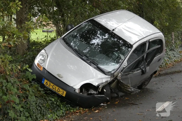 Auto raakt van de weg in Hooghalen