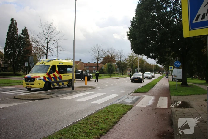 Afslaande auto botst op fietser