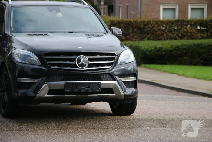 Afslaande auto botst op fietser
