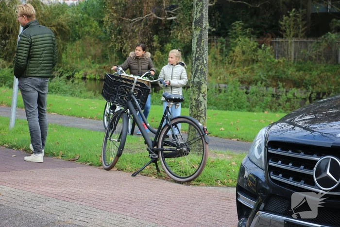 Afslaande auto botst op fietser