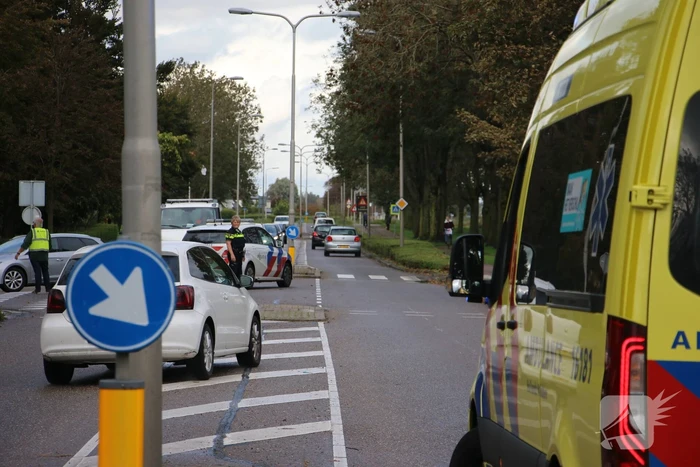 Afslaande auto botst op fietser