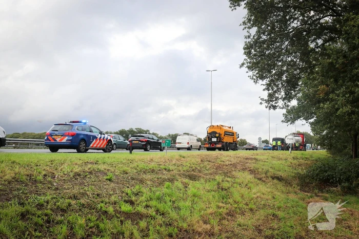 Vrachtwagen en twee auto's betrokken bij botsing
