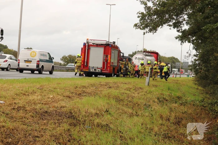 Vrachtwagen en twee auto's betrokken bij botsing