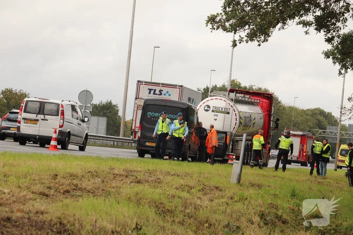 Vrachtwagen en twee auto's betrokken bij botsing